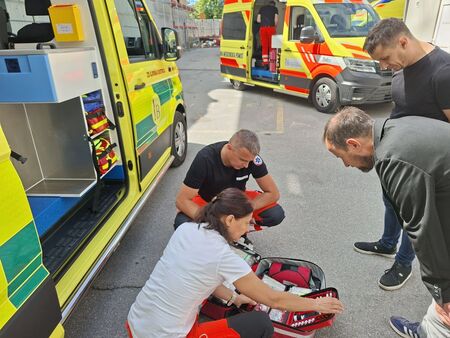 Novo vozilo za reševanje sta predstavila vodja reševalcev Edin Odobašić in zdravnica Anja Šemberger (10)